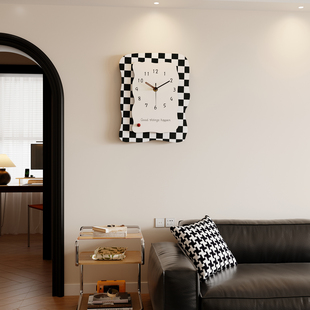 石英钟家用客厅2025新款 饰 简约经典 黑白格创意钟表挂钟原木时钟装