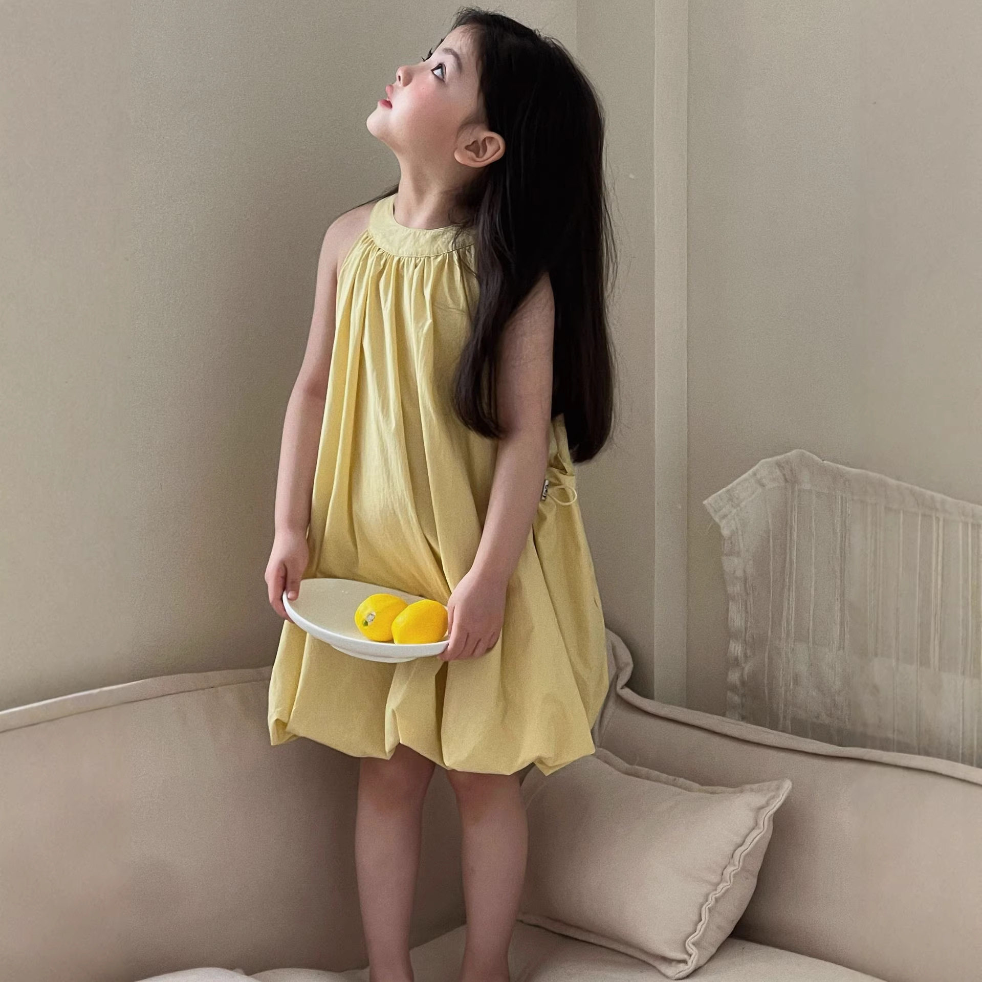 女童连衣裙2026春夏新款黄色背心裙韩系时髦女孩法式挂脖花苞裙