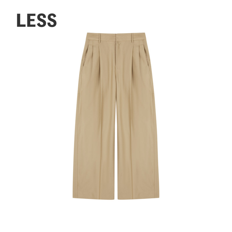 复古裤型胯部加量处理，体现轻松随性时尚感