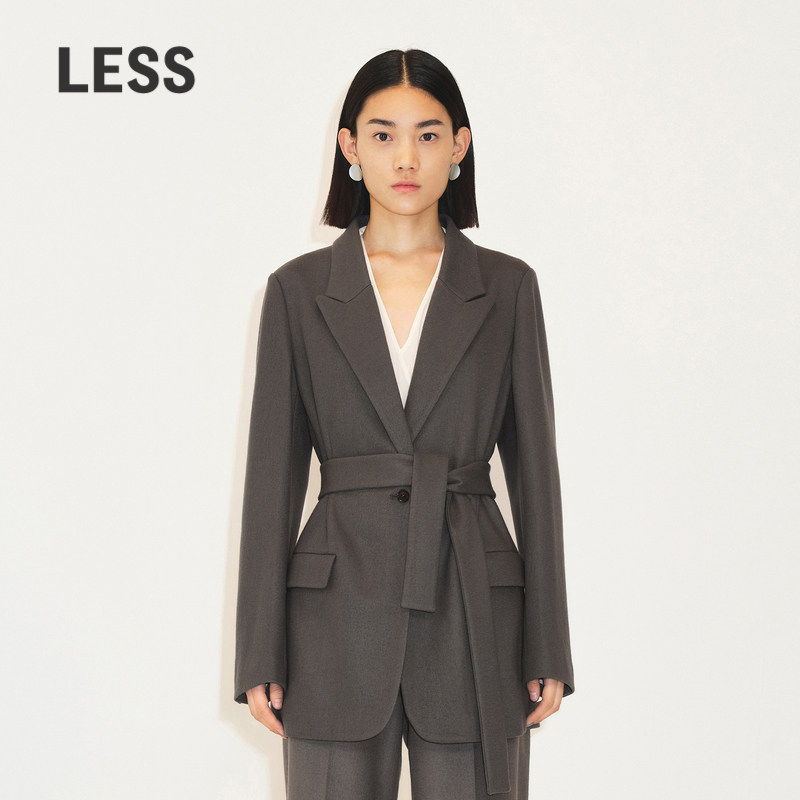 西装版型，收窄后背余量呈H型，穿着合体