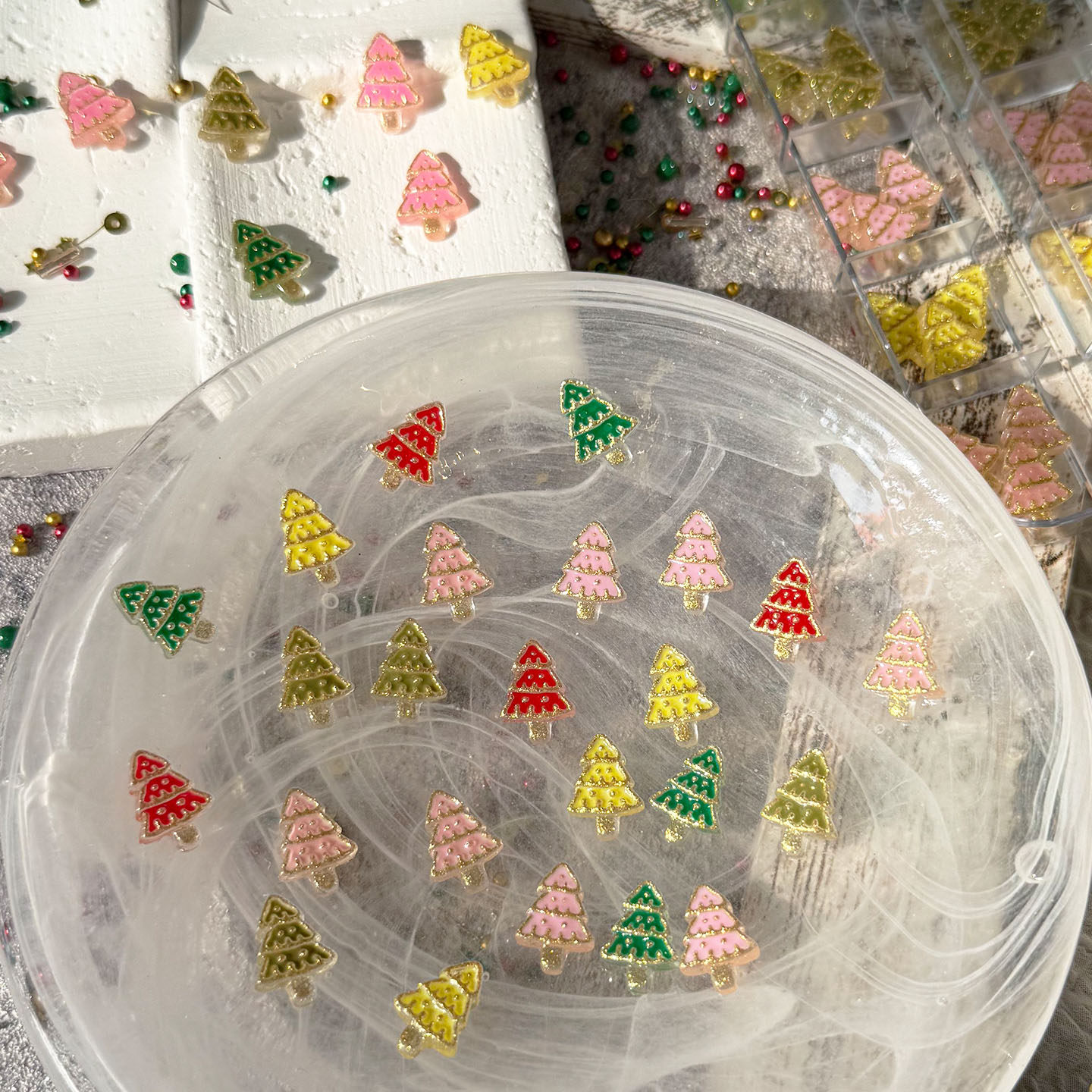 描金松树卡通美甲饰品彩色立体圣诞节树脂钻diy穿戴甲配件