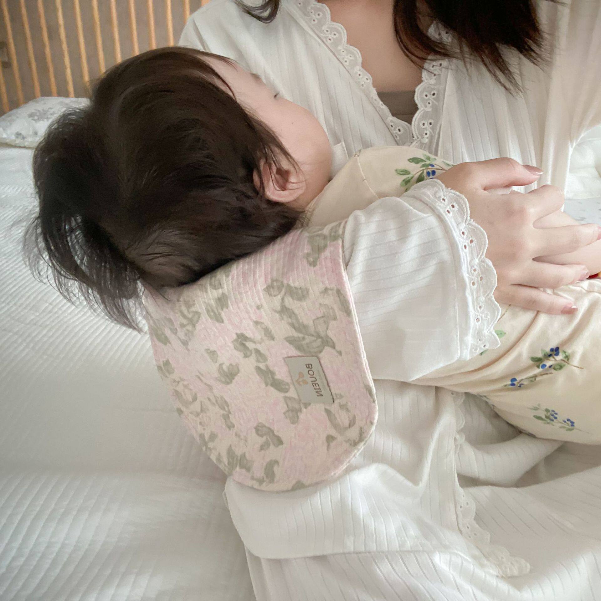 婴儿护肩口水巾新生宝宝大围兜拍嗝吐奶巾防溢奶围嘴纱布护肚子围