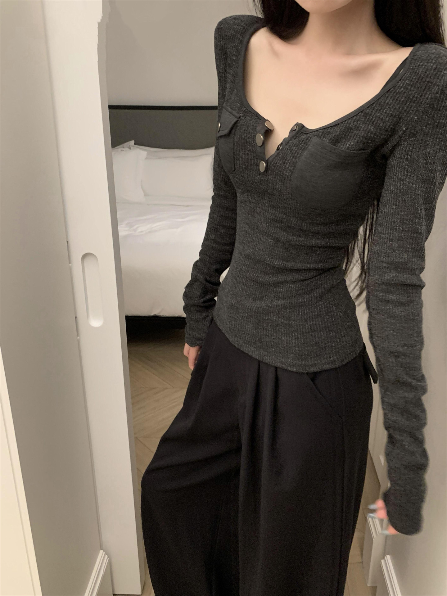 法式灰色V领长袖T恤女秋季小个子辣妹修身显瘦百搭休闲打底衫上衣