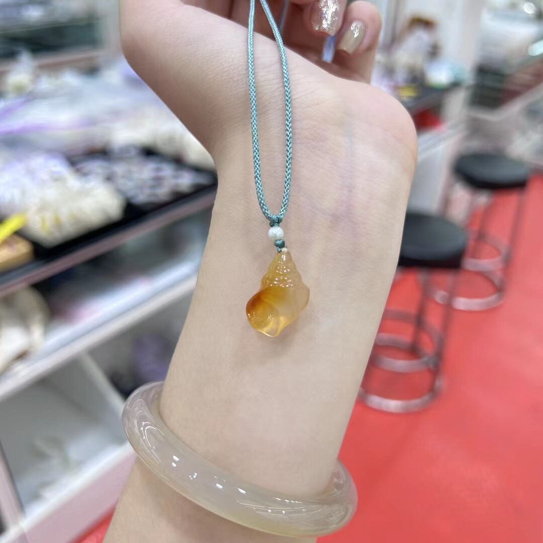 高冰精品玛瑙玉髓小迷螺吊坠玉石挂件项链宝石毛衣链锁骨链饰品