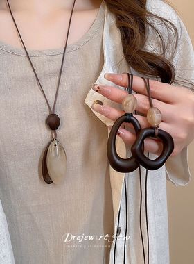 新中式简约木头吊坠项链女2025新款高级感度假风个性长款毛衣链