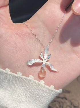 清冷感兰花白水吊坠项链女新中式温婉大气锁骨链配饰小众设计款