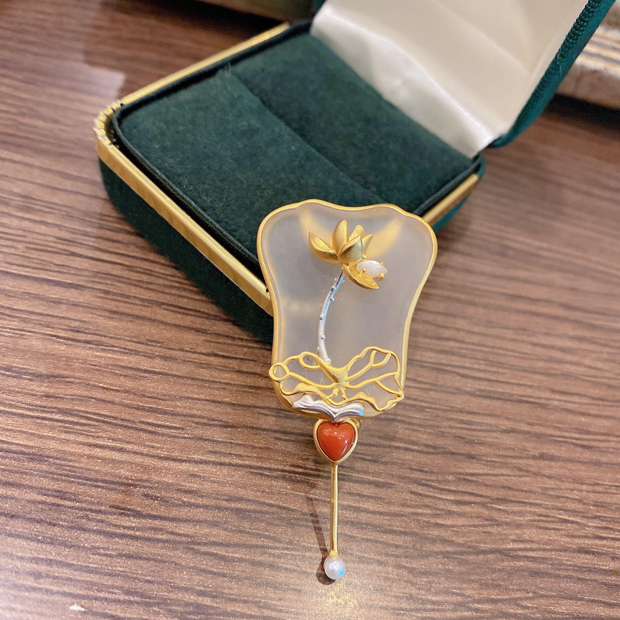 芭蕉扇白水晶磨砂玉胸针