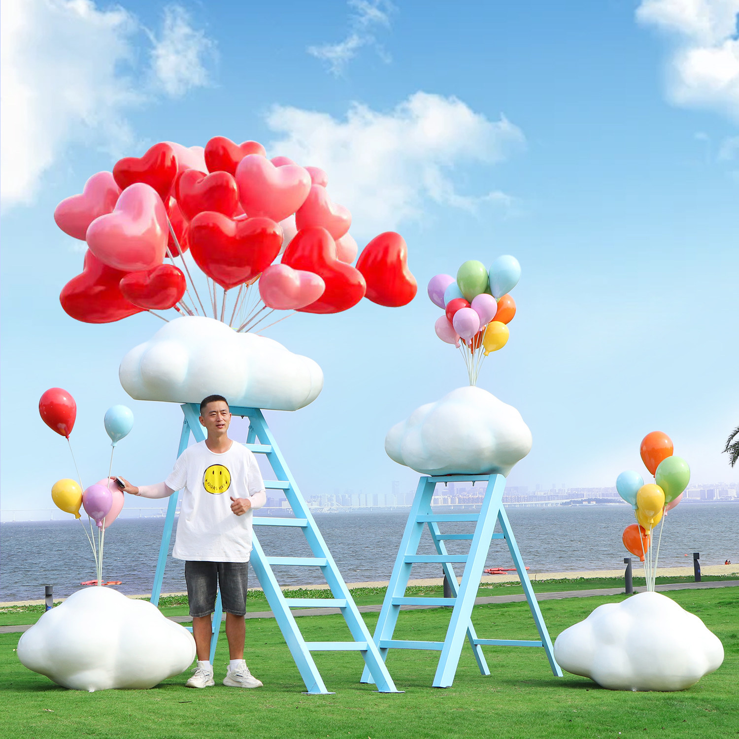 景区网红打卡拍照天梯热气球彩虹秋千座椅幼儿园户外爱心云朵雕塑