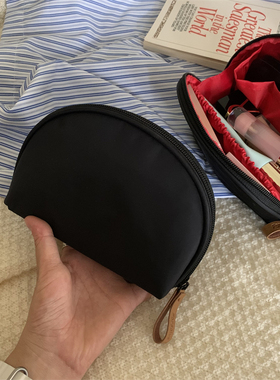 简约黑色半圆形化妆包小巧便携贝壳包尼龙防水家用旅行上班收纳包