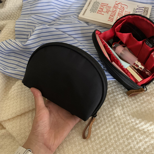 简约黑色半圆形化妆包小巧便携贝壳包尼龙防水家用旅行上班收纳包