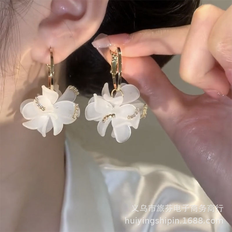 超仙气质甜美白色花朵耳环韩版时尚个性小众设计感气质甜美百搭耳
