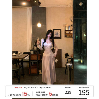 牛了牛了 蕾丝拼接连衣裙女2025秋冬长袖a字裙露背长裙法式裙子