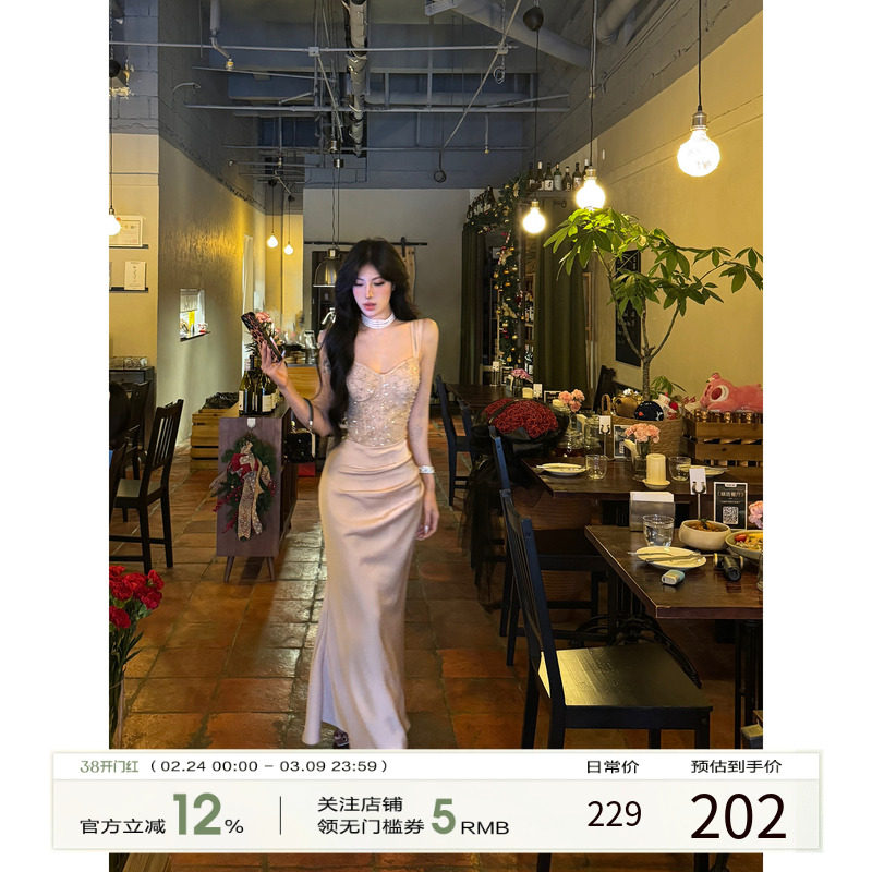 牛了牛了 法式吊带连衣裙女2025冬季蕾丝拼接长裙包臀裙生日裙子