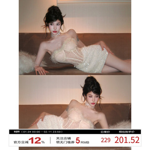 牛了牛了 法式连衣裙女2025冬季新款蕾丝拼接抹胸包臀裙生日裙子