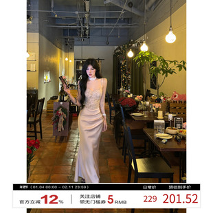 牛了牛了 法式吊带连衣裙女2025冬季蕾丝拼接长裙包臀裙生日裙子