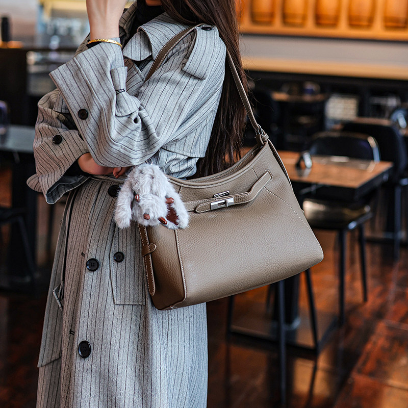 简约轻便单肩大包包女托特包女2026新款大容量女士通勤大包斜挎包