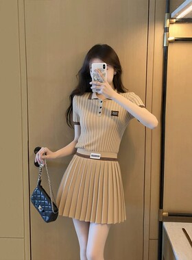 卡其色针织套装女夏季2026超火穿搭小个子polo领上衣百褶裙两件套