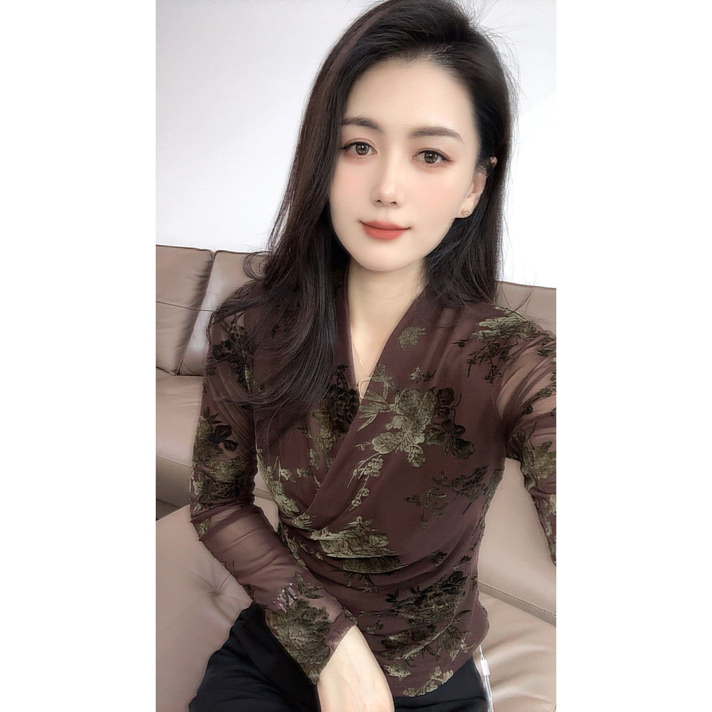 气质植绒印花V领网纱打底衫女