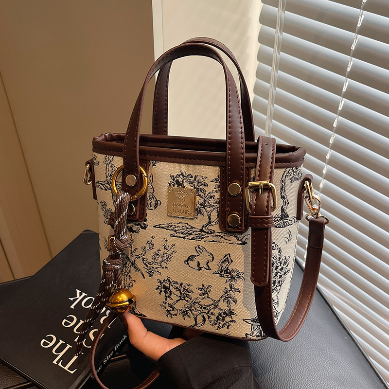 超火小众刺绣包包女2025新款时尚百搭斜挎包撞色手提水桶包小拎包