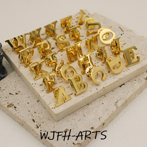 轻奢26款金色英文字母胸针A-Z 时尚西服胸针衬衣防走光扣徽章定制