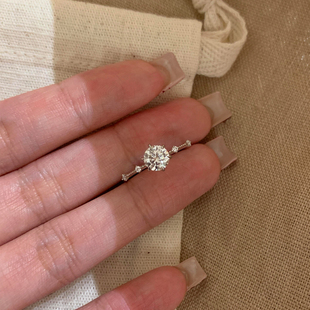 爆闪仿圆钻锆石戒指女轻奢高级感百搭精致细圈食指戒小众设计指环