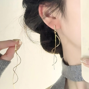金色流苏线条耳环2025新款 高级感轻奢小众气质耳钉女百搭耳夹 爆款