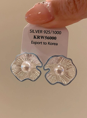 蓝色卷边花朵仿珍珠耳环2025新款爆款高级感精致耳钉独特气质耳饰