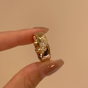 小香风爆闪香槟金宽版闪钻菱格戒指2025新款爆款轻奢高级感食指戒