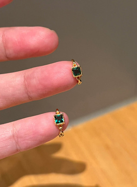 祖母绿方糖仿锆石耳扣女复古小巧精致金色耳环2025新款爆款高级感