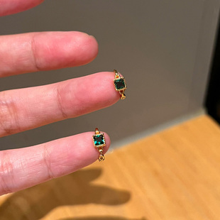 祖母绿方糖仿锆石耳扣女复古小巧精致金色耳环2025新款 高级感 爆款