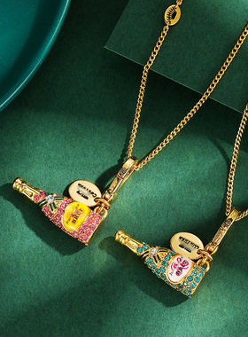 轻奢微镶满钻字母蝴蝶结啤酒瓶吊坠香槟酒瓶子挂件男女同款项链潮