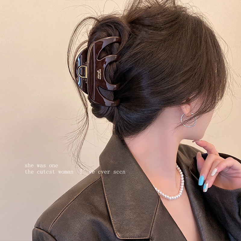 气质咖色南瓜抓夹后脑勺