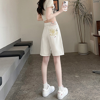 白色刺绣宽松五分直筒牛仔短裤女