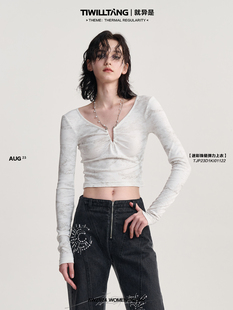 TIWILLTANG 就异是“抉逸质询”迷彩珠链弹力修身辣妹短打底上衣