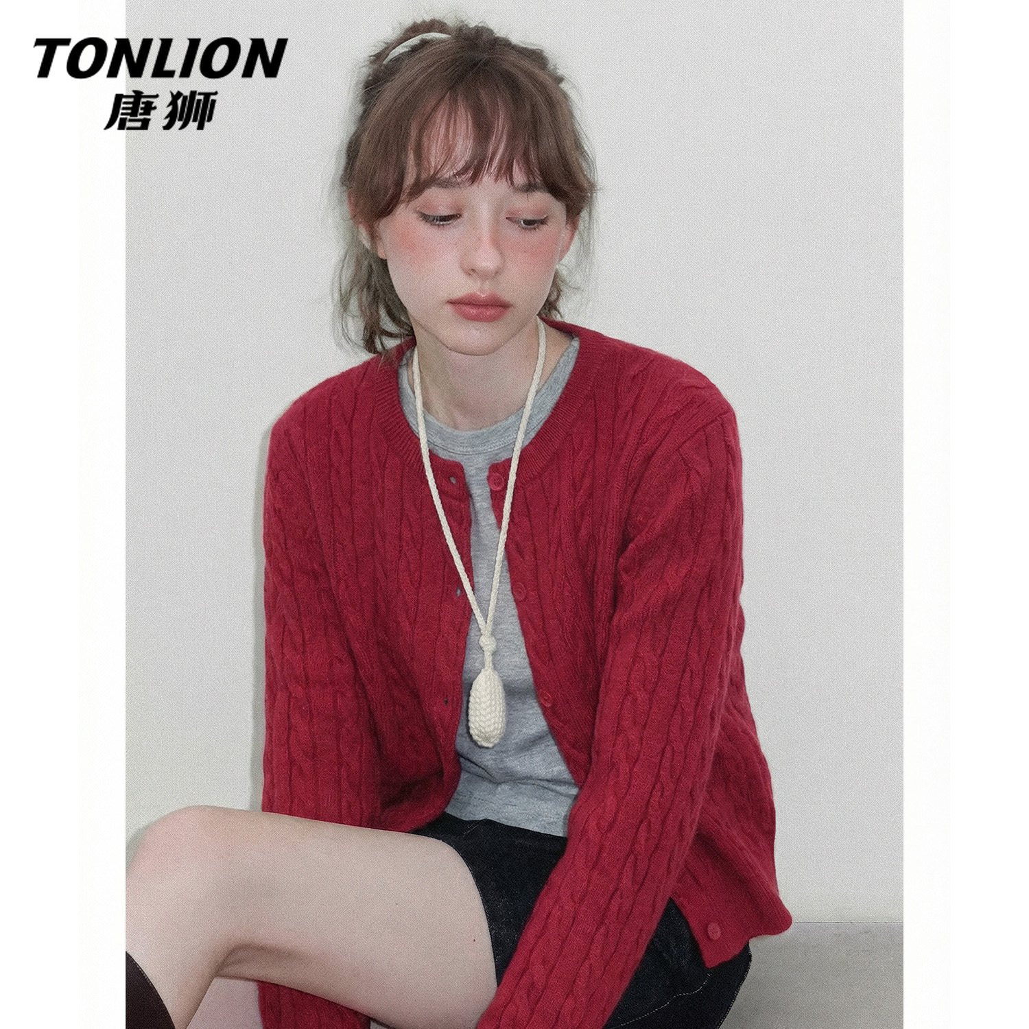唐狮官方红色绞花针织衫女2026新款春秋款女士圆领宽松开衫毛衣V