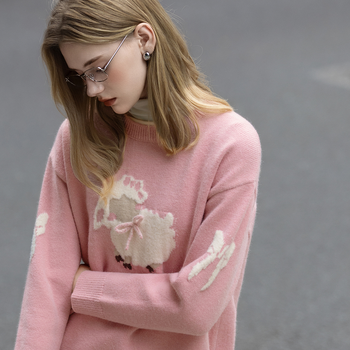 唐狮毛衣女秋冬款可爱小羊女士圆领前胸袖子图案提花毛线衫TM