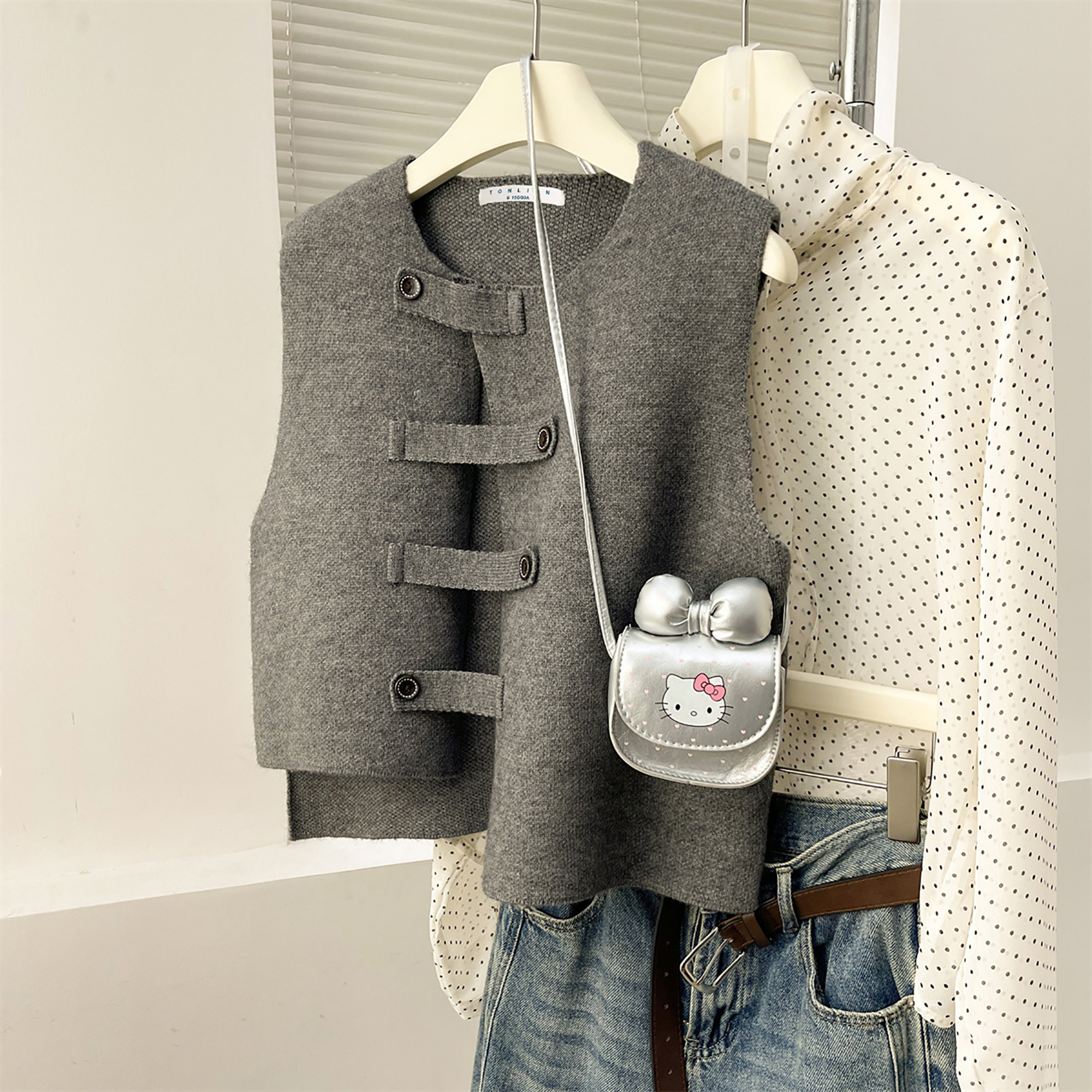 唐狮秋冬季女毛衣设计感扣袢简约开衫马甲小众高级感宽松tu,女装/女士精品,毛针织衫,淘宝优惠券,粉丝福利购,淘宝优惠卷