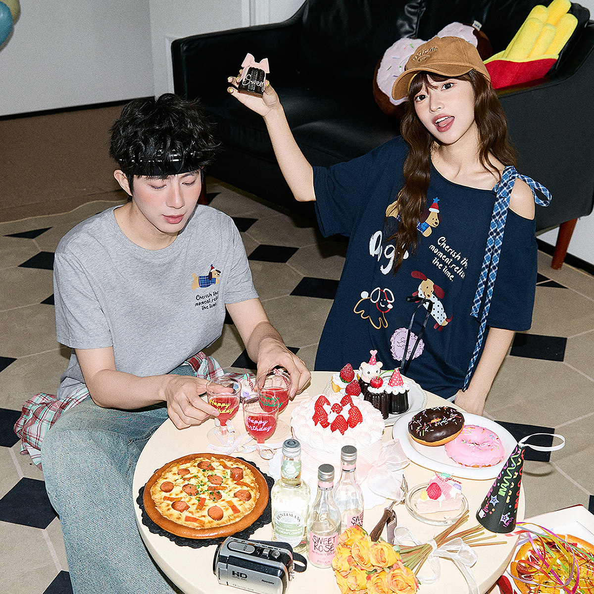 唐狮夏新款情侣T恤露肩绑带设计