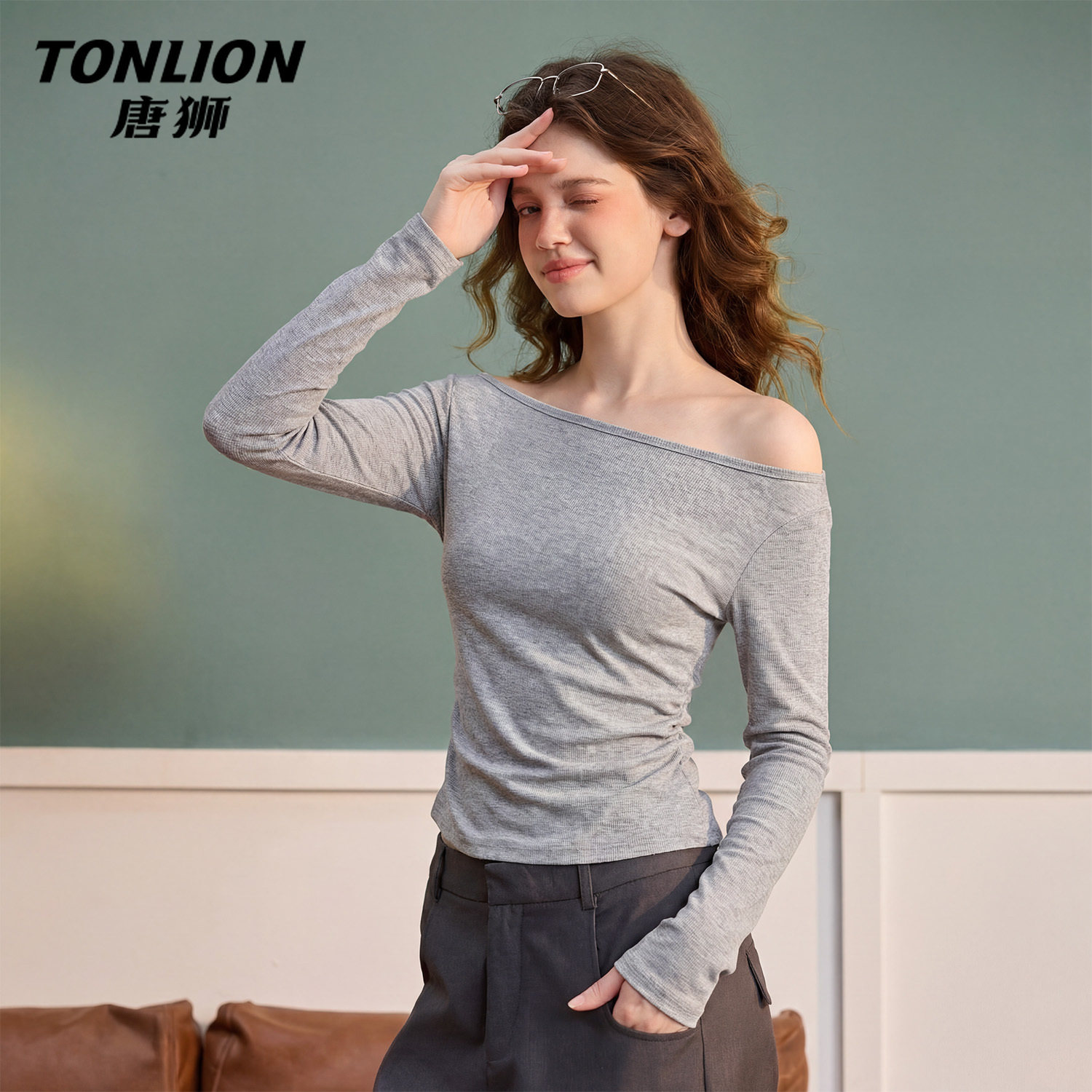 唐狮官方修身长袖t恤女2026新款春美式纯欲露肩上衣显瘦打底衫V