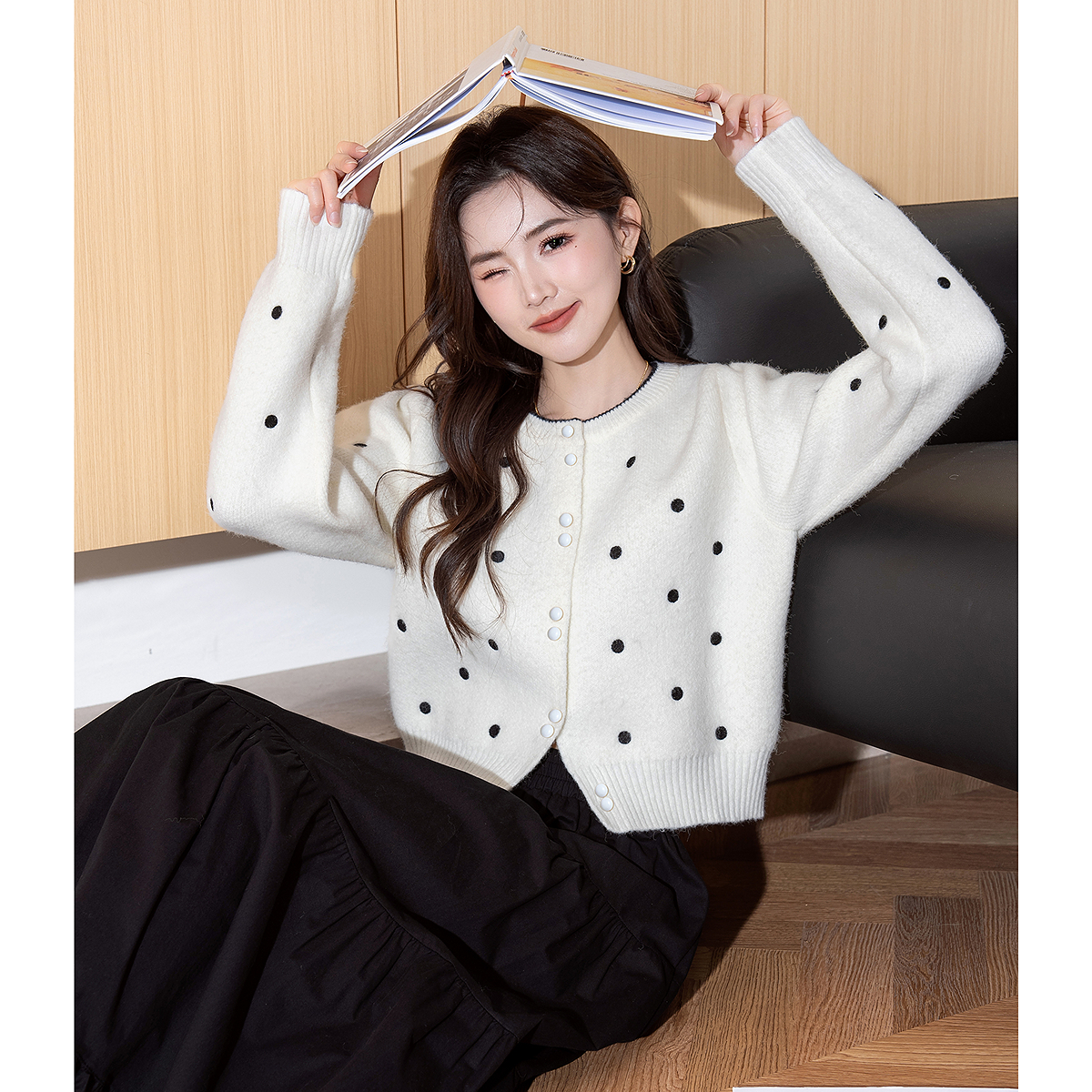 唐狮秋冬毛衣女波点设计圆领开衫