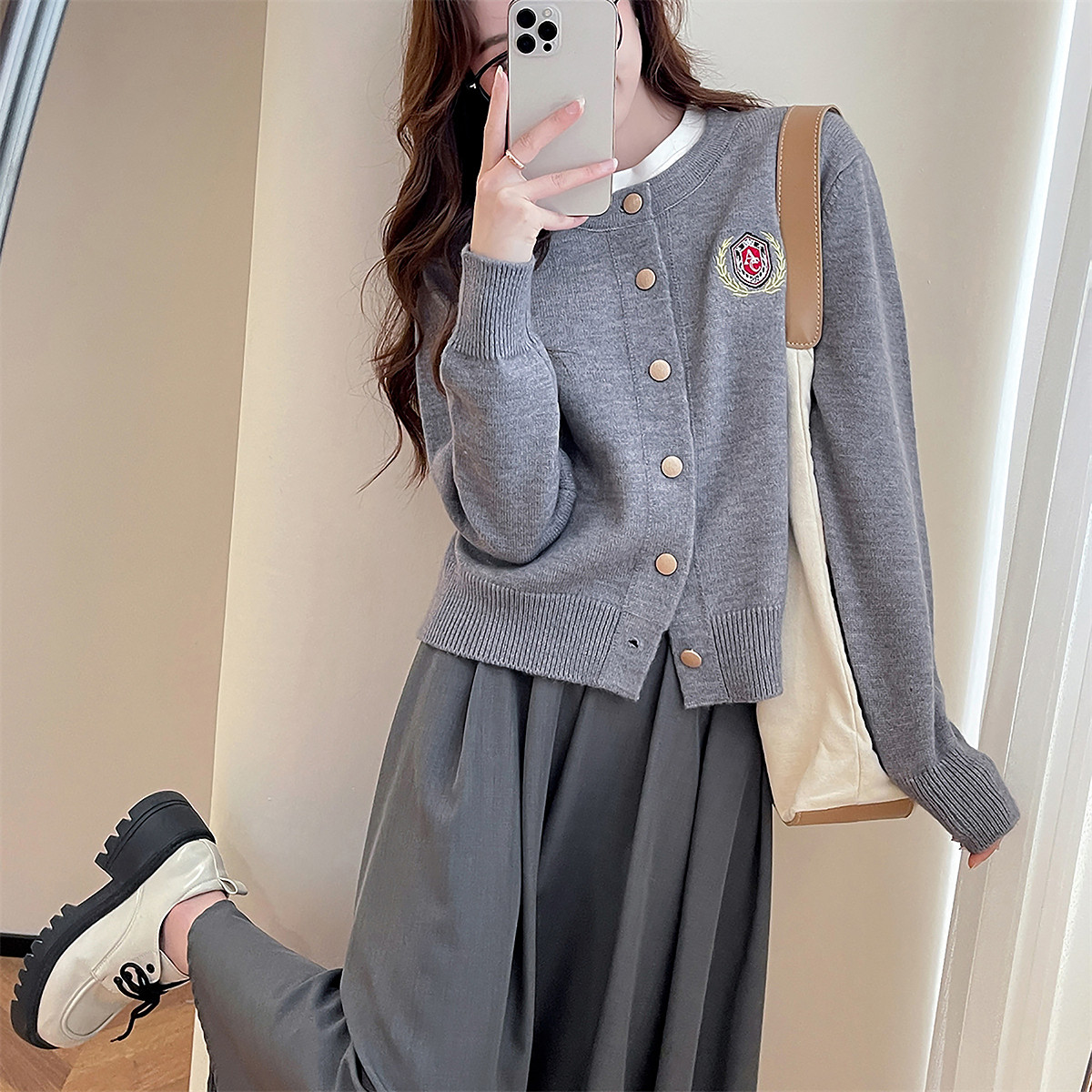 唐狮秋冬季女毛衣学院风前胸刺绣圆领开衫时尚青年流行百搭tu