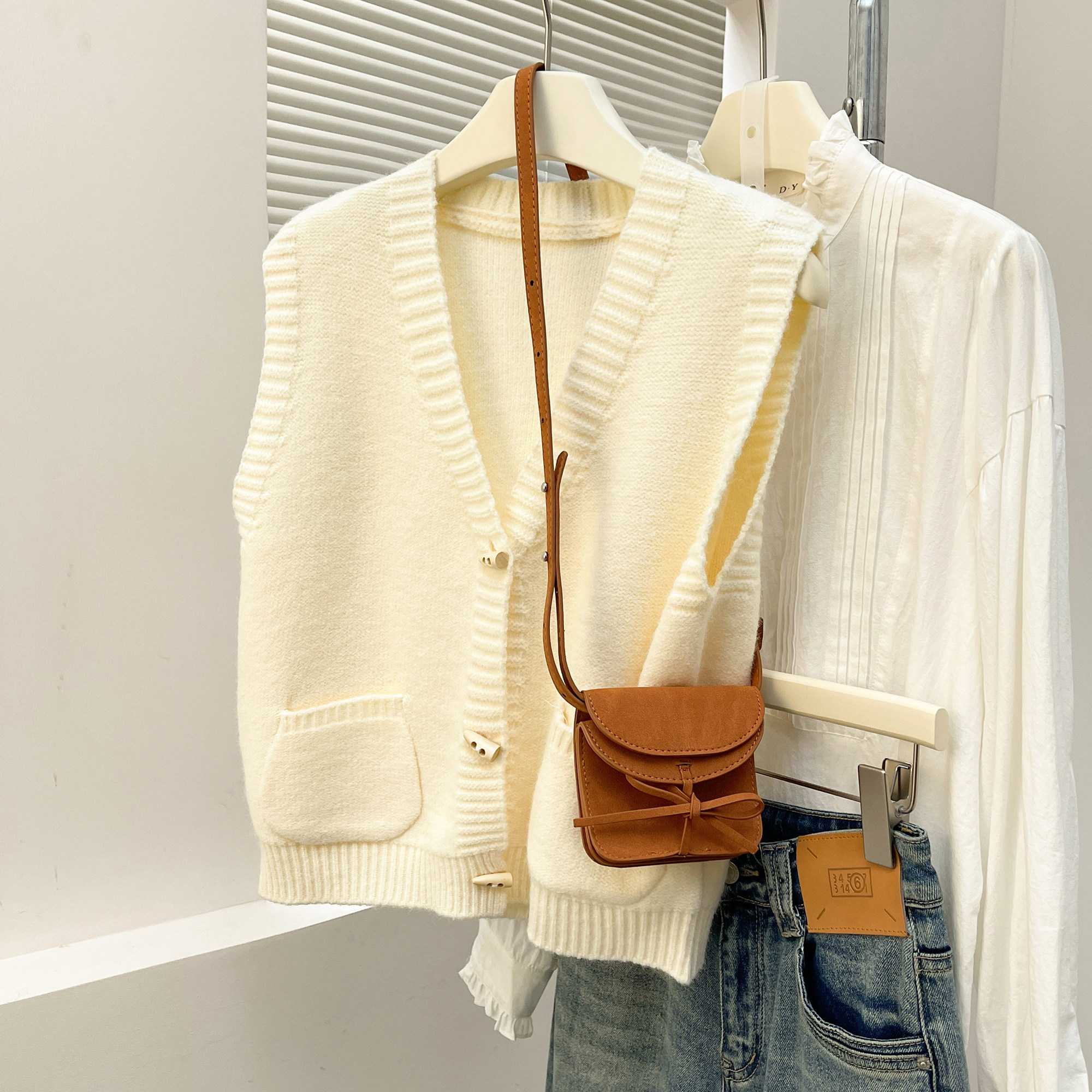 唐狮秋冬简约仿牛角扣设计V领毛衣开衫马甲女春秋外穿高级感TD