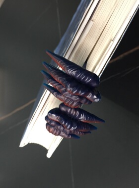 跨境新品万圣节跨境恶魔之手书签魔鬼爪子塑料工艺品桌面装饰摆件