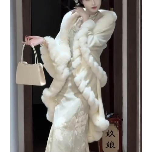 妲己风 妩媚双层毛球斗篷毛绒披肩米白色温柔针织外套 冬季新披风