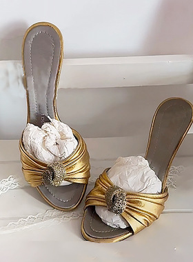 褶皱不累脚拖鞋女夏外穿2026新款一字带金色高跟凉拖鞋休闲百搭