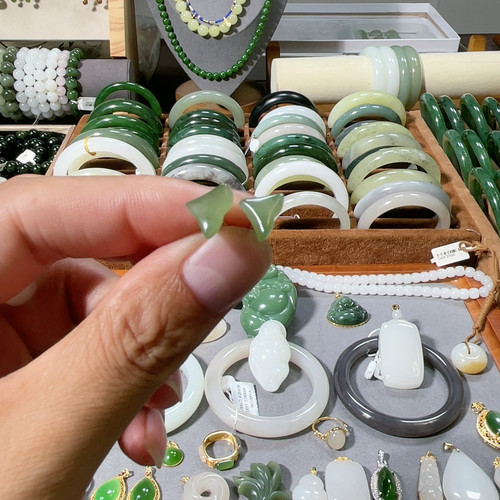 俄碧粉青高货银镶耳钉