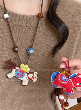 本命年可爱布艺小马项链女