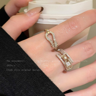 闪钻金色马蹄扣戒指女款2025新款中古本命年食指戒轻奢高级感指环