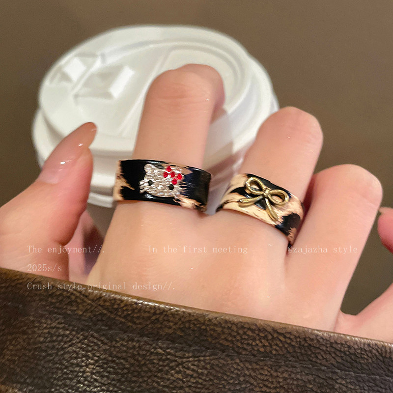 很特别~十字kt猫豹纹蝴蝶结戒指