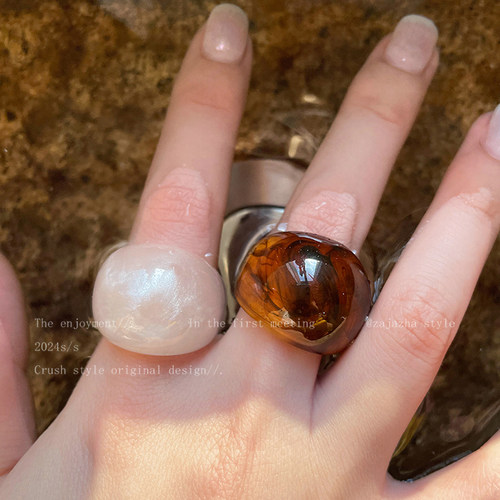美拉德复古宽边树脂戒指女轻奢高级感琥珀食指戒小众设计夸张指环
